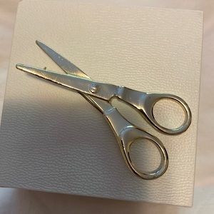 Scissor pin